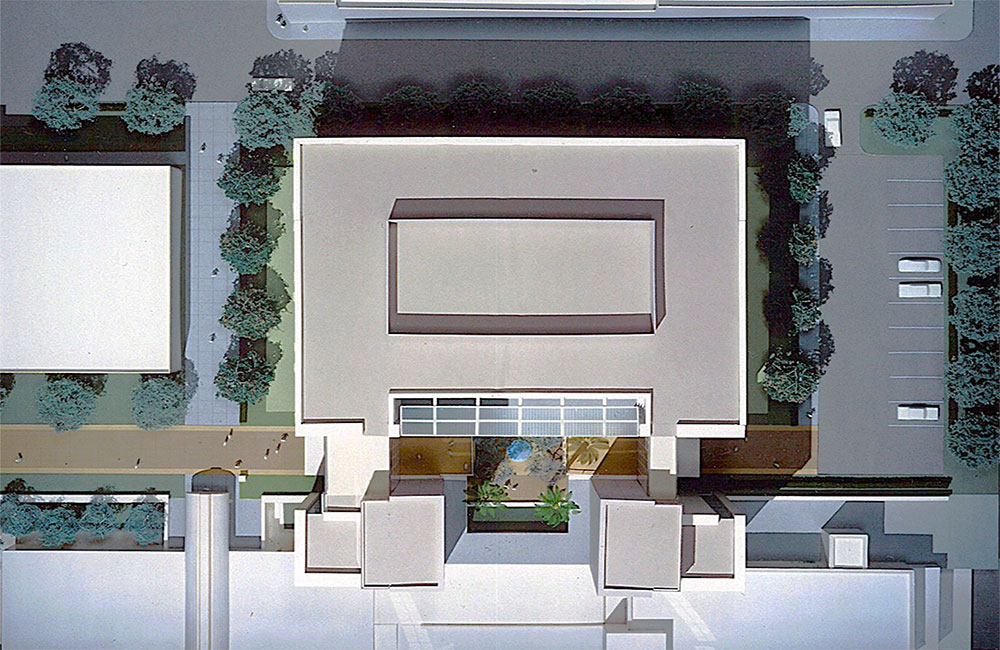 Image 1. Top view of hospital model showing 2 symmetrical towers at the entrance flanking a small open courtyard.
